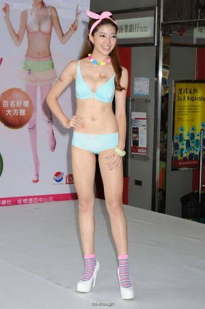 2013.06.22 板橋遠百 瑪登瑪朵 瑪卡甜心就是妳 內衣秀