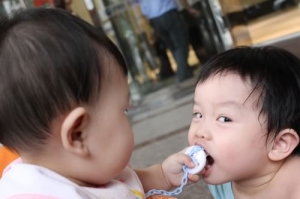 奶嘴姊妹花