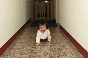 妹妹練習走路