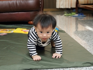 與姪子玩躲貓貓…