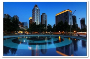 夏日板橋車站夜幕