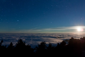 明月、星空與雲海