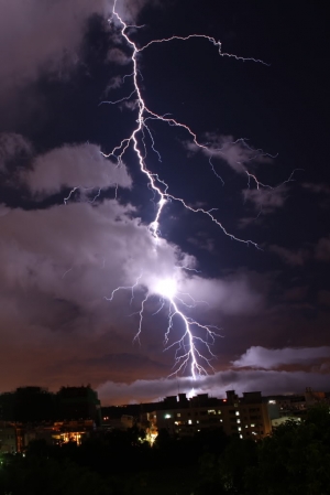 8/18 屋頂拍到的閃電