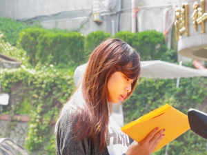 {SX50HS}閱讀的女孩