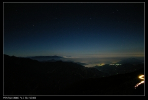 星辰。晨光。藍天。白雲。青草皮的合歡山