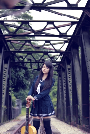 弹吉他的骚年，是否记得穿制服的少女