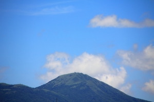 過往雲消之 遠方大屯山