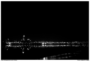 我在河堤看夜景...