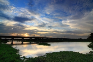 夕照餘輝映鐵橋