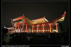 燈會下的國父紀念館