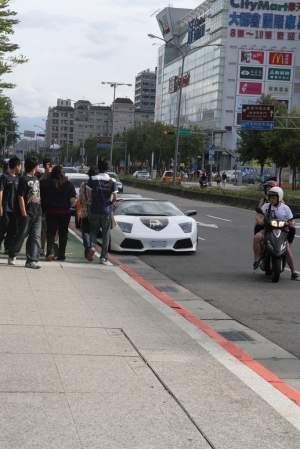 Lamborghini 一次六台 上新聞啦