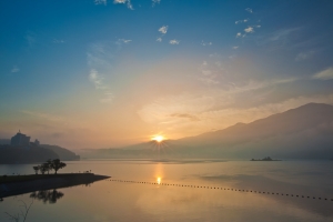 仍在估水期的日月潭日出