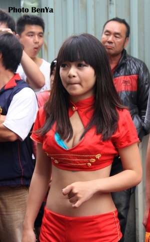 20130324 鹿港南天宮廟會辣妹