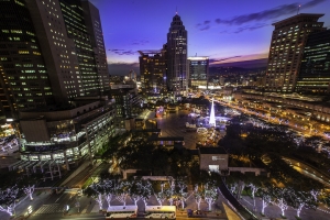 跑去女友房間窗戶偷拍的新北耶誕城