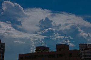 今天中午拍到的雲