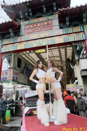 ▼2012青山宮靈安尊王繞境▲辣妹小巴DANCERS