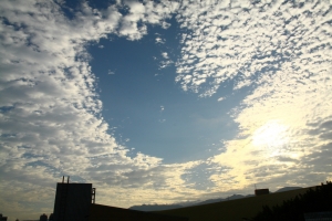 天空出現甜甜圈!!