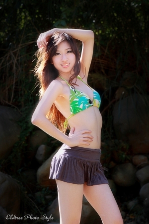 美眉外拍5-野溪夢幻比基尼-八戒