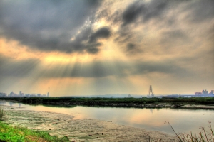 HDR初體驗~~新北大橋耶穌光