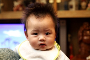 快要哭出來的鄰家小男孩