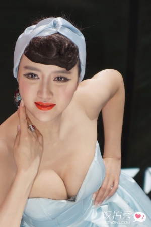 2013武汉国博车展车模吴雨婵