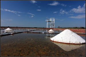 藍天白雲的北門井仔腳鹽田
