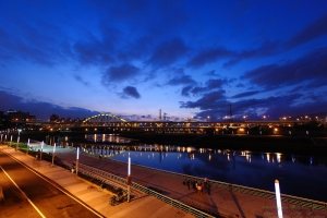 金星親月漫步於彩虹橋