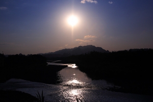 三峽某堤防的夕陽