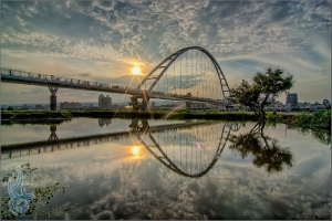 新月橋．雲彩映影