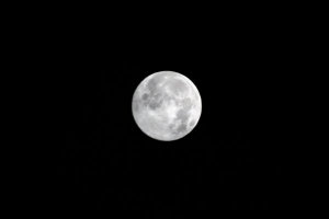 最大的月亮高掛夜空