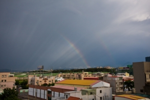 彩虹、霓、耶穌光?、藍天白雲