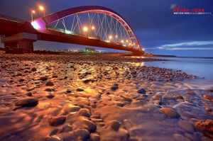 桃園大園鄉 夜色流曝彩虹橋