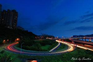 關渡橋夜色車跡-阿生
