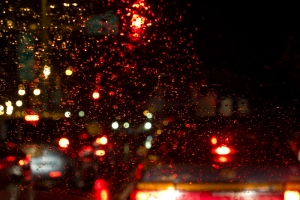 大雨下很大，塞車塞很久