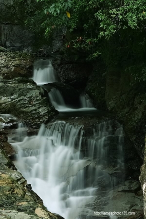 山間小瀑