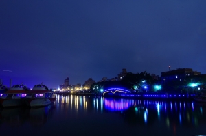 雨中大稻埕夜拍....(求鞭)
