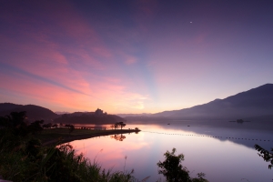 日月潭　日出霞光