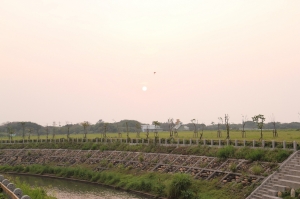 這是鏡頭髒了, 還是有蚊子飛過去