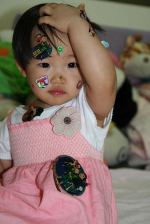 和小咪咪玩貼貼紙遊戲(1歲7個月)