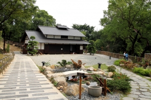 一滴水紀念館 和 小白宮