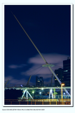 85大樓夜拍...因為天色有點暗....又沒星星...構圖有點單調..