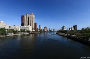 高雄愛河的蔚藍天空 by 5D