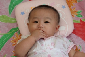 妹妹開始學吃東西了___可是~~~