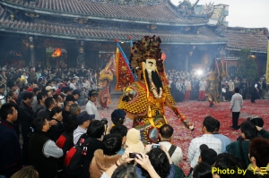 保生文化祭放火獅▲人潮超多"粉熱鬧"▼