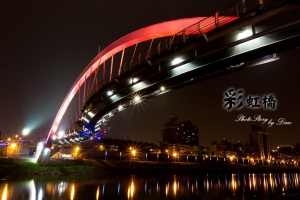 劃破夜間天際的一道彩虹 by Dino