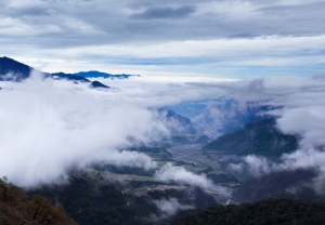 群山與雲霧繚繞的 南山村