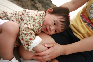 〝抱大腿〞～～原來是與生俱來的本能！