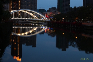 背著相機腳架，騎腳踏車在家附近繞一圈