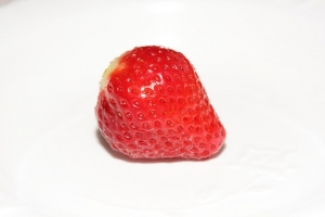 餐桌上的草莓