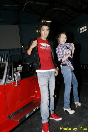 ▲藍哥代言人-英雄趙又廷▼飆古董敞篷車